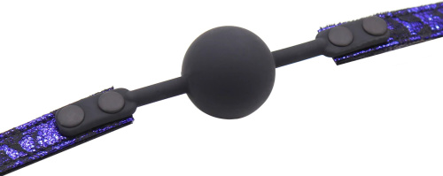 Силиконовый кляп на фиолетово-черном ажурном ремне фото 2