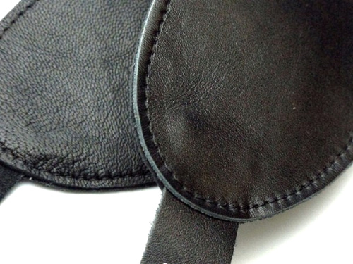 Маска из натуральной черной кожи на пряжке фото 2