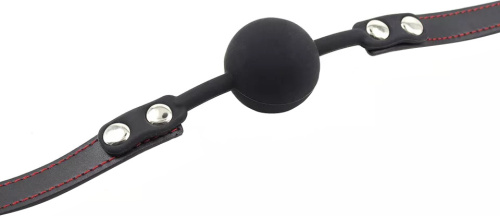 Силиконовый кляп-шар на черном ремне с красной прострочкой фото 2
