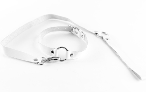 Элегантный чокер с поводком из натуральной кожи белого цвета фото 2