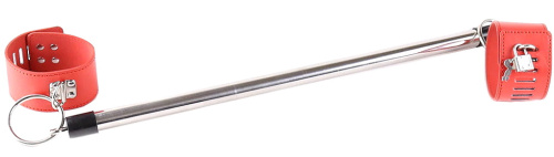 Короткая бондажная распорка с красными оковами фото 2