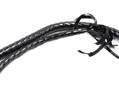 Чёрный лакированный кнут с кольцом фото 4