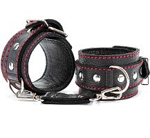 Кожаные наручники с металлическими заклепками и контрастной строчкой