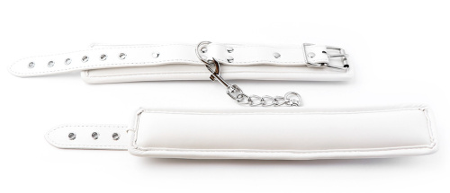 Классические белые наручники на цепочке фото 4