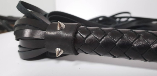Шикарная кожаная плеть с шипами Hand Made длина хлыстов 38 см фото 2