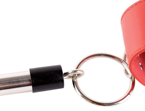 Короткая бондажная распорка с красными оковами фото 5