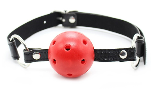 Дышащий кляп-шар красного цвета