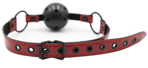 Дышащий кляп-шар на красном лаковом ремешке фото 3