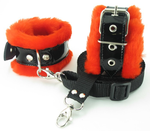 Набор фиксаторов на кровать с красным мехом фото 2