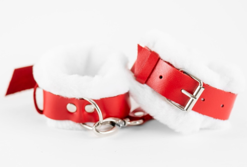 Наручники кожаные с нежным мехом бело-красные фото 2