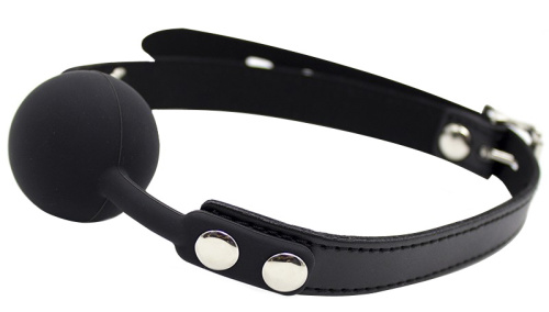 Силиконовый кляп-шар черного цвета на ремне с замочком фото 4