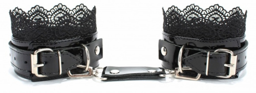 Наручники из лаковой кожи с черным кружевом фото 2