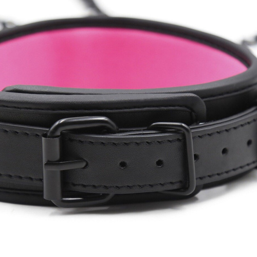 Черный БДСМ ошейник с розовой подкладкой и поводком на цепи фото 3