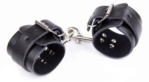 Черные наручники из натуральной кожи на карабинах фото 2