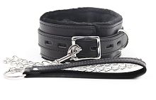 Черный ошейник с мехом и металлическим поводком