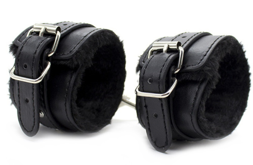 Черные наручники с мехом фото 5