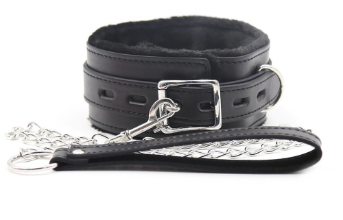 Черный ошейник с мехом и металлическим поводком