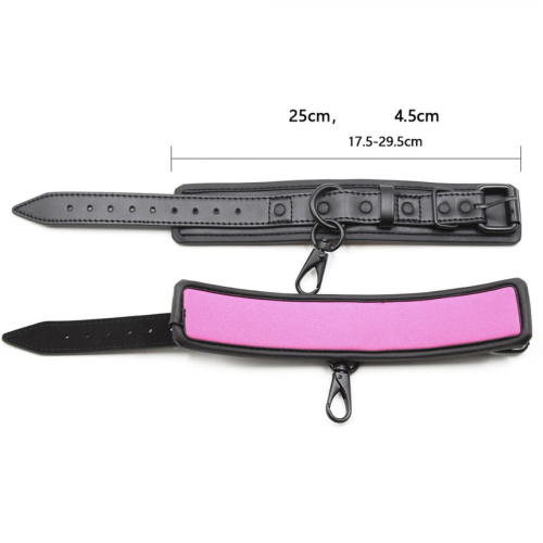 Матовые черно-розовые наручники на карабинах фото 6