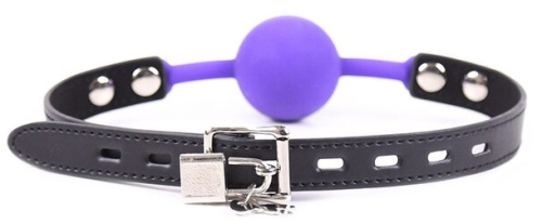 Силиконовый кляп-шар фиолетового цвета на ремне с замочком фото 3