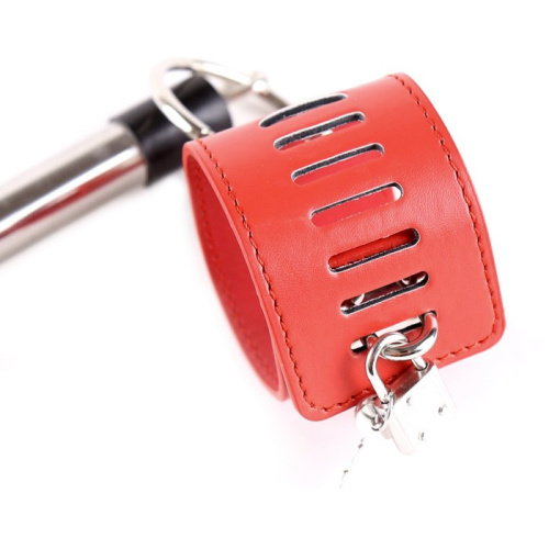 Короткая бондажная распорка с красными оковами фото 3