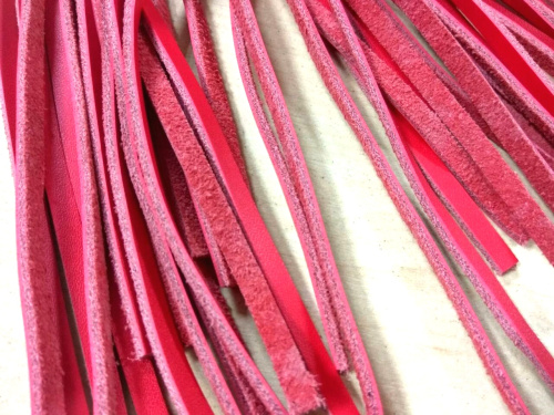 Мягкая кожаная плеть-флоггер красного цвета фото 2