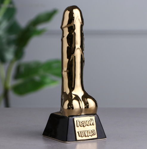 Золотая статуэтка в виде пениса Герой труда фото 2