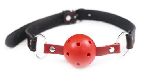 Красный кляп-шар на черно-красном ремне фото 2