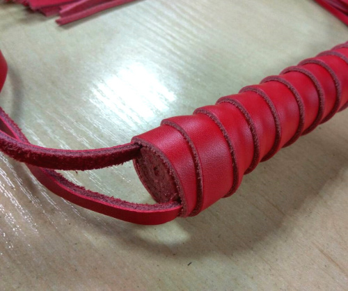 Мягкая кожаная плеть-флоггер красного цвета фото 3
