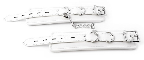 Белые наручники на металлической цепи фото 4