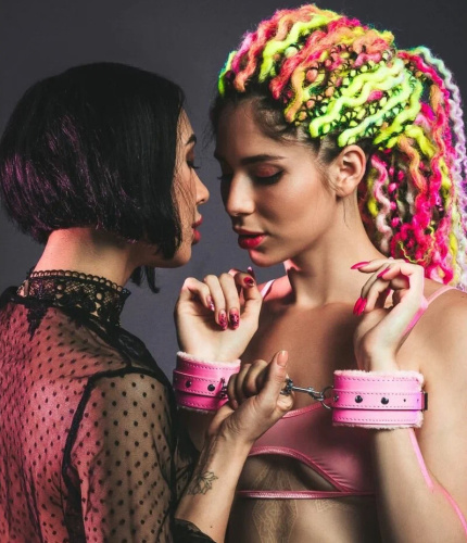 Розовые наручники с металлической цепью Party Hard Calm Pink