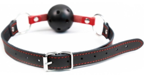 Черный кляп-шар на черно-красном ремне фото 2