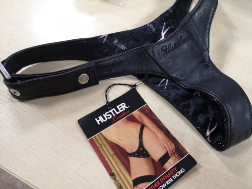 Кожаные танга с клепками S/M фото 2