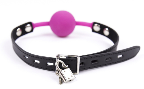 Силиконовый кляп-шар цвета фуксии на ремне с замочком фото 4