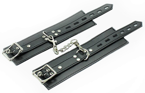 Черные наручники на цепочке с карабином фото 2