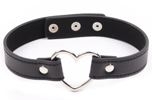 Ошейник на заклепках с сердечком