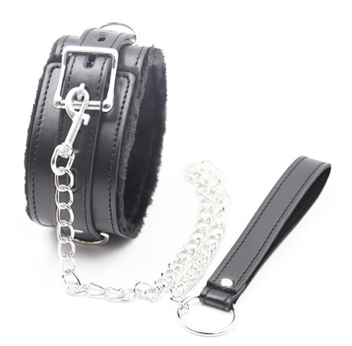 Черный ошейник с мехом и металлическим поводком фото 2