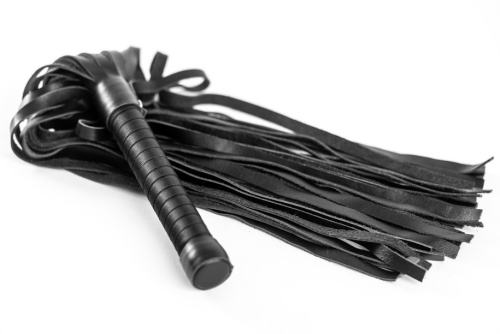 Плеть из натуральной кожи с атласной ручкой Romantic Arsenal черная фото 2