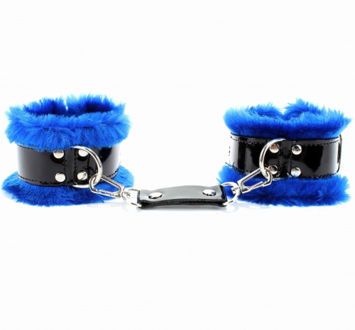 Наручники из черной лаковой кожи с нежным синим мехом фото 2