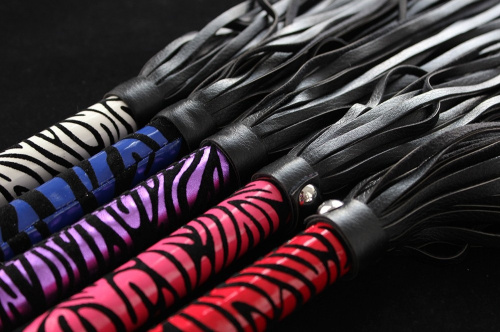 Компактная черно-белая плеть с тигровым принтом на рукояти 39 см фото 3