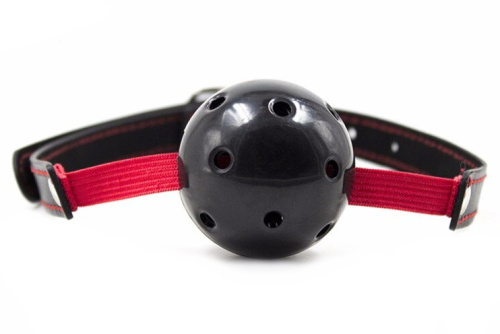 Черный кляп-шар на красной резинке фото 2
