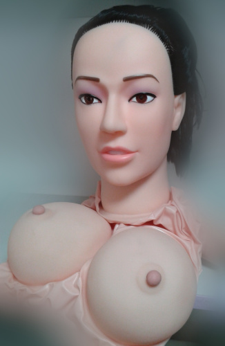 Любовная кукла-брюнеточка с реалистичными попкой и киской фото 2