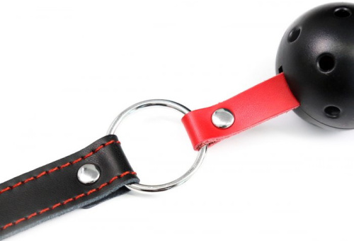 Черный кляп-шар на черно-красном ремне фото 4