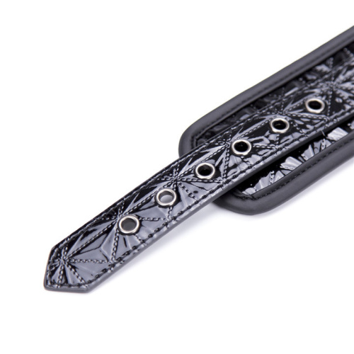 Лакированная распорка черного цвета с наручниками и поножами фото 4