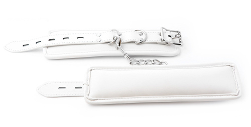 Белые наручники на металлической цепи фото 3