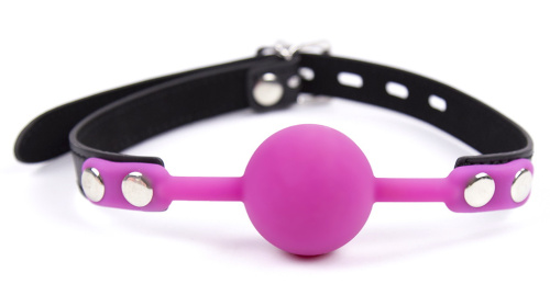 Силиконовый кляп-шар цвета фуксии на ремне с замочком фото 2