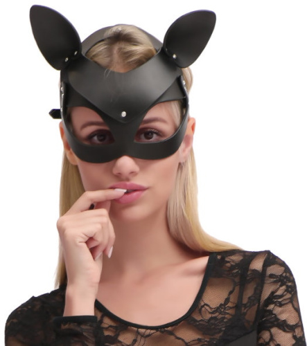 Маска Кошечка декорированная заклепками фото 2