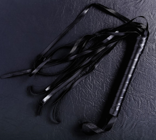 Эротическая игра С плеткой в постели фото 3