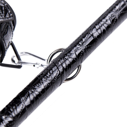 Лакированная распорка черного цвета с металлическими карабинами фото 4