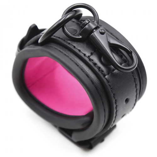 Матовые черно-розовые наручники на карабинах фото 3