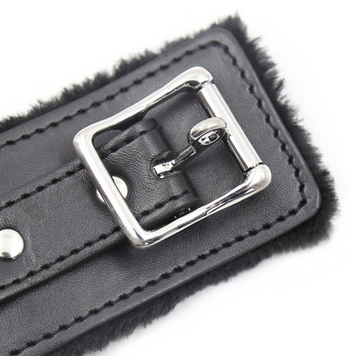 Черный ошейник с мехом и металлическим поводком фото 4